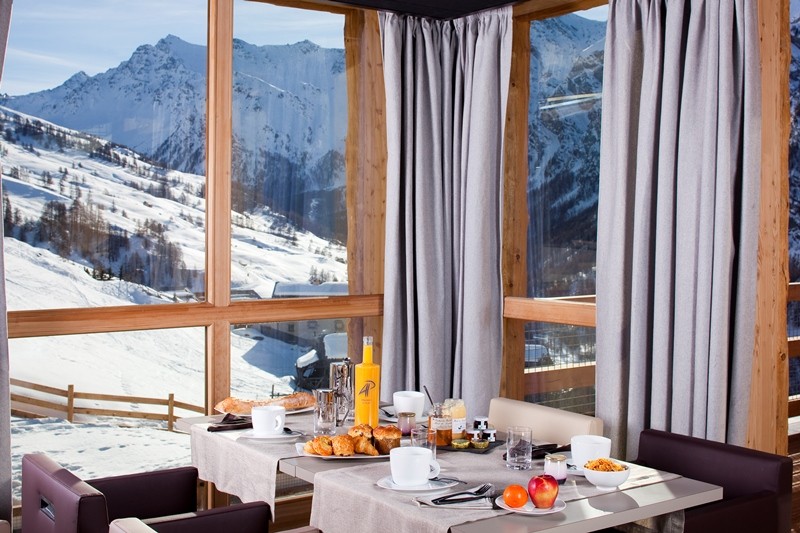Petit déjeuner avec vue sur les montagnes à l'hôtel Alta Peyra